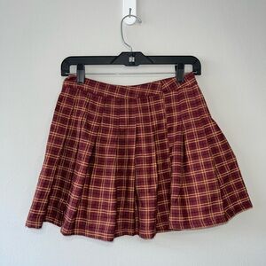 Pleated mini skirt, burgundy and gold.